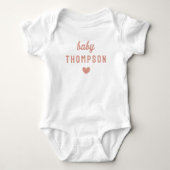 Gepersonaliseerde Baby Naam Roze Hart Aankondiging Romper (Voorkant)
