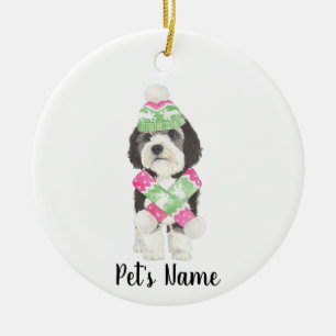 Gepersonaliseerde Bernedoodle Roze en Groene Kerst Keramisch Ornament