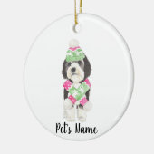 Gepersonaliseerde Bernedoodle Roze en Groene Kerst Keramisch Ornament (Links)