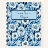 Gepersonaliseerde Blauw en Wit Bloemen Receptenboe Notitieboek (Voorkant)