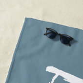 Gepersonaliseerde bruid Dusty Blue White Script br Strandlaken (In situ)