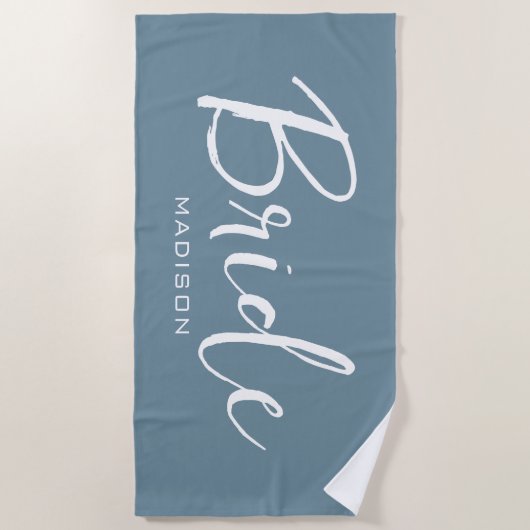Gepersonaliseerde bruid Dusty Blue White Script br Strandlaken (Voorkant)