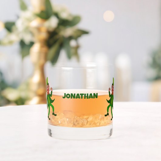 Gepersonaliseerde Cartoon Leprechaun St. Patrick's Whisky Glas (Insitu (Huwelijk))