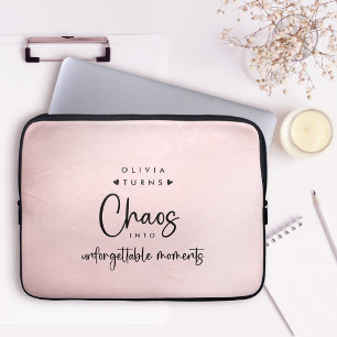 Gepersonaliseerde Chaos Coördinator Roze Laptop Sleeve