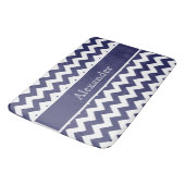 Gepersonaliseerde Chevron Navy Blue White achtergr Badmat (Gekanteld)