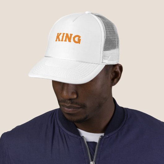 Gepersonaliseerde Custom King Tekst Wit en Wit Trucker Pet (In situ)
