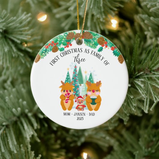 Gepersonaliseerde eerste kerst rendieren keramisch ornament (Boom)