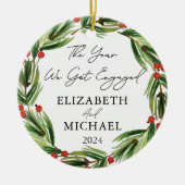 Gepersonaliseerde eerste kerstverloofde feestelijk keramisch ornament (Voorkant)