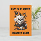 Gepersonaliseerde enge schedel Halloween party Kaart (Staand voorkant)