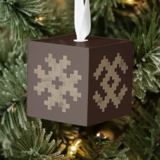 Gepersonaliseerde etnische Baltische Bruin Pixelat Kubus Ornament