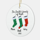 Gepersonaliseerde familie van drie kerst 2023 keramisch ornament (Links)