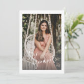 Gepersonaliseerde foto Elegant Stijlvol Afstuderen Aankondiging (Staand voorkant)