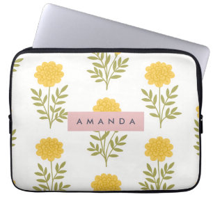 Gepersonaliseerde gele bloem en groene bladpatroon laptop sleeve