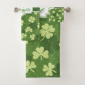 Gepersonaliseerde Green Shamrock St Patricks Day Bad Handdoek (Insitu)