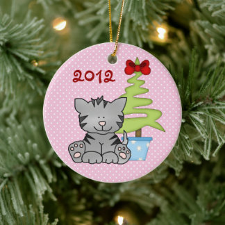 Gepersonaliseerde grijze kat op de eerste kerstdag keramisch ornament