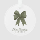 Gepersonaliseerde Groene Bow 1st Kerstmis Getrouwd Ornament (voorkant)