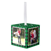 Gepersonaliseerde groene speldenfamilie met kerstm kubus ornament (Achter hoekig)
