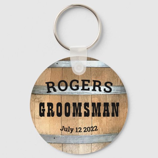 Gepersonaliseerde Groomsman Rustic Whiskey Barrel Sleutelhanger (Voorkant)