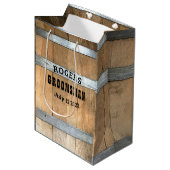 Gepersonaliseerde Groomsman Whiskey Barrel Medium Cadeauzakje (Voorkant Gekanteld)