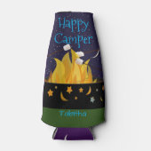 Gepersonaliseerde Happy Camper kampvuur Flesjeskoeler (Voorkant)