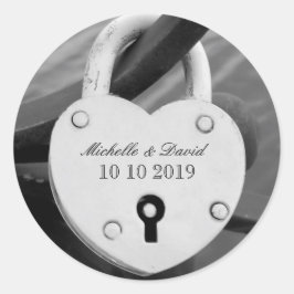 Gepersonaliseerde hart liefde slot bruiloft datum  ronde sticker