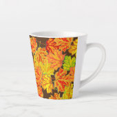 Gepersonaliseerde herfstbladeren Monogram Latere M Latte Mok (Rechts)