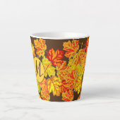 Gepersonaliseerde herfstbladeren Monogram Latere M Latte Mok (Voorkant)
