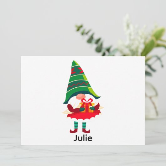 Gepersonaliseerde kerst Gnome met een geschenkdoos Feestdagenkaart (Staand voorkant)