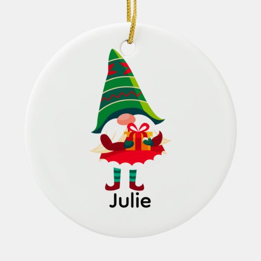Gepersonaliseerde kerst Gnome met een geschenkdoos Keramisch Ornament (Voorkant)