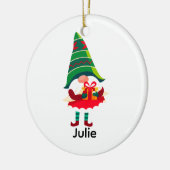 Gepersonaliseerde kerst Gnome met een geschenkdoos Keramisch Ornament (Links)