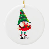 Gepersonaliseerde kerst Gnome met een geschenkdoos Keramisch Ornament (Achterkant)