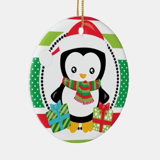 Gepersonaliseerde kerstpinguïns met cadeauvakantie keramisch ornament (Rechts)