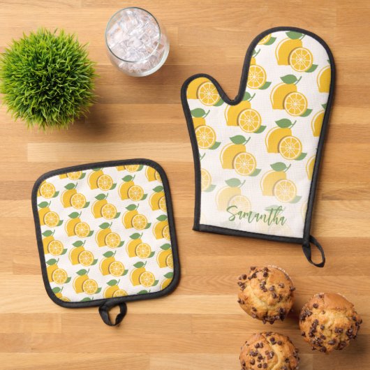 Gepersonaliseerde Lemon Fun Patroon Script Geel Ovenwant & Pannenlap Set (Top down)