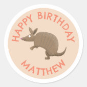 Gepersonaliseerde leuke armadillo happy birthday c ronde sticker (Voorkant)