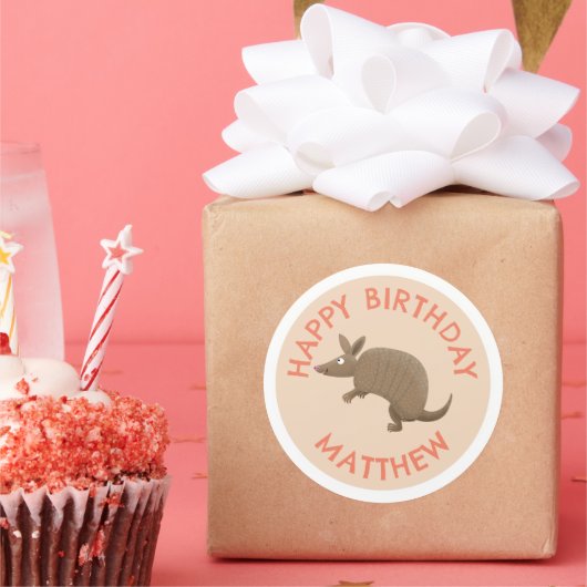 Gepersonaliseerde leuke armadillo happy birthday c ronde sticker (Feest)