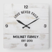 Gepersonaliseerde "Love Never Fails" Rustieke klok (Voorkant)