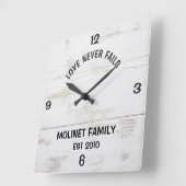 Gepersonaliseerde "Love Never Fails" Rustieke klok (Hoek)