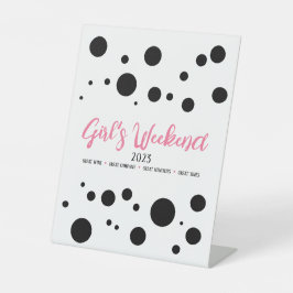 Gepersonaliseerde Meisjes Weekend Pink Dotted Reclamebord Met Voetstuk