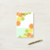 Gepersonaliseerde moderne mint-groene citrusvrucht post-it® notes (Op bureau)