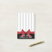 Gepersonaliseerde moderne rode lint en streep post-it® notes (Op bureau)