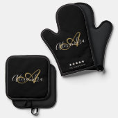 Gepersonaliseerde Mom Gift Zwart Goud Script Monog Ovenwant & Pannenlap Set (Voorkant / Achterkant)