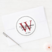 Gepersonaliseerde Monogram Pas getrouwd Rood Ronde Sticker (Envelop)