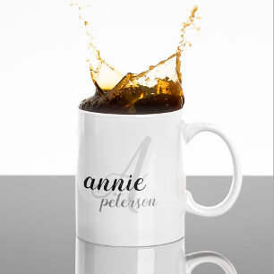 Gepersonaliseerde naam . Een letter monogram op b/ Mok