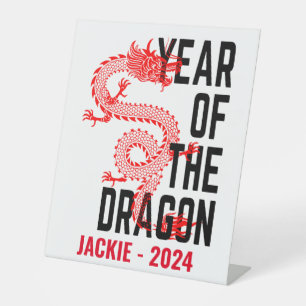 Gepersonaliseerde naam jaar van de draak geboortej reclamebord met voetstuk