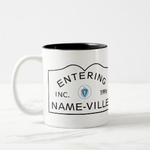 GEPERSONALISEERDE Naam Massachusetts Town Sign Tweekleurige Koffiemok