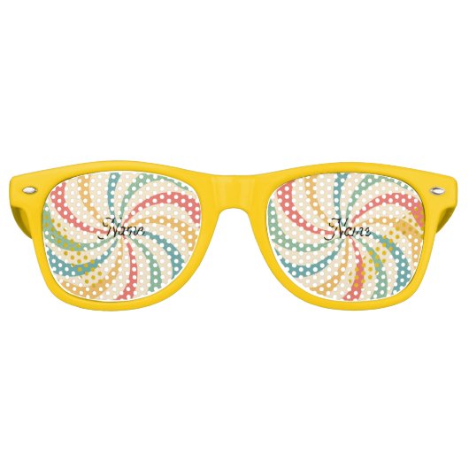 Gepersonaliseerde naam Retro Stripes Typografie Zonnebril (Voorkant)