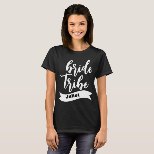 Gepersonaliseerde naam Ribbon Modern Script Bride T-shirt (Voorkant volledig)