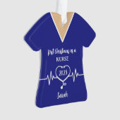 Gepersonaliseerde Nurse Blue Scrubs Kerstmis Ornament (voorkant)