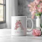 Gepersonaliseerde pastel roze bloem monogram lette koffiemok