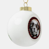 Gepersonaliseerde Pet Red Plaid Kerstmis Keramische Bal Ornament (Links)